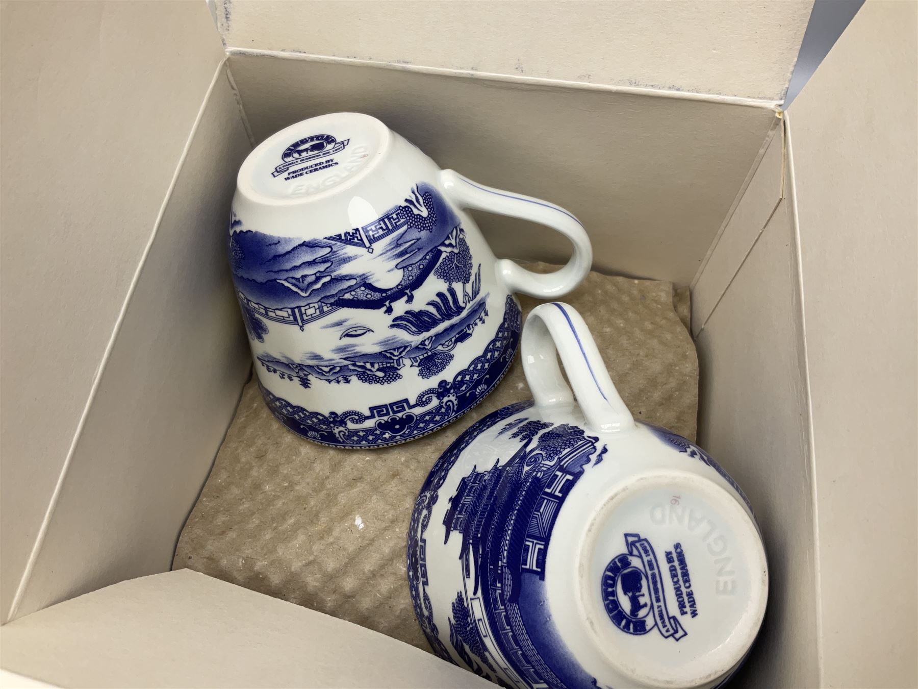 Large quantity of Ringtons blue and white Willow pattern ceramics, to include exclusive collectors examples, dinner plates, teapots, breakfast set, etc, predominantly boxed, four Capodimonte figures comprising example modelled as a girl reading with a puppy, boy giving a bone to a dog, boy reading on cushion and tramp boy sat cross legged with umbrella, together with three The Leonardo Collection figures comprising Midsummer Melody, Alfresco and Butterfly Catchers