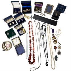 Silver jewellery, comprising Siam silver tie clip, cufflinks and faux pearl pendant, toget...