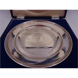 Modern limited edition silver plate, commemorating the Silver Jubilee of Her Majesty Queen Elizabeth II, designed by Pietro Annigoni, the circular plate engraved with the Queen in profile, no. 1108/2000, hallmarked Roberts & Dore, London 1977, with certificate of authenticity and contained within silk and velvet lined box, plate D22.6cm