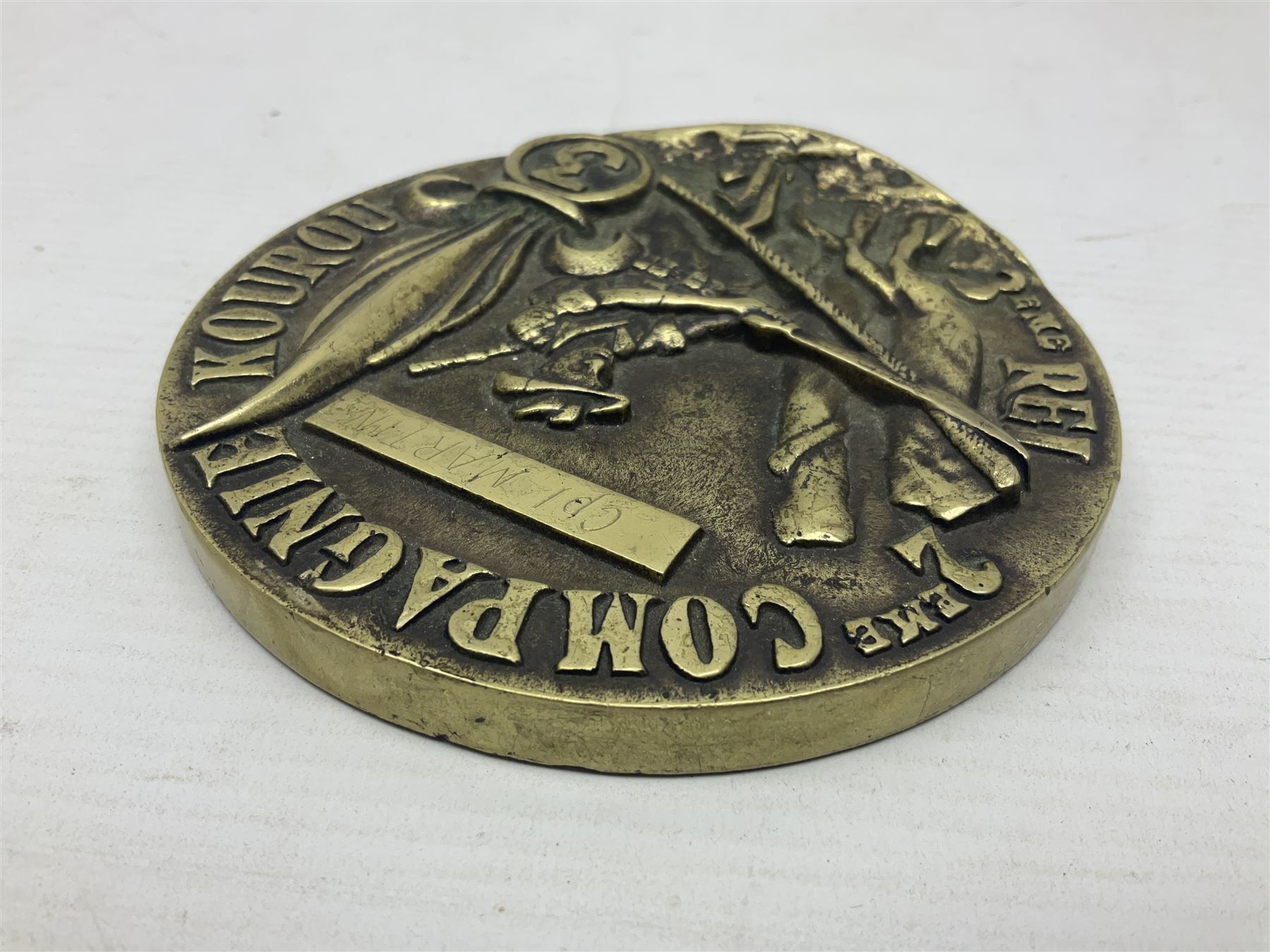 Mid-20th century French Foreign Legion heavy cast brass circular presentation plaque for the 3rd REI 2eme Compagnie Kourou, inscribed to Cpl. Martin (Indochine 1940s/50s) D11.5cm