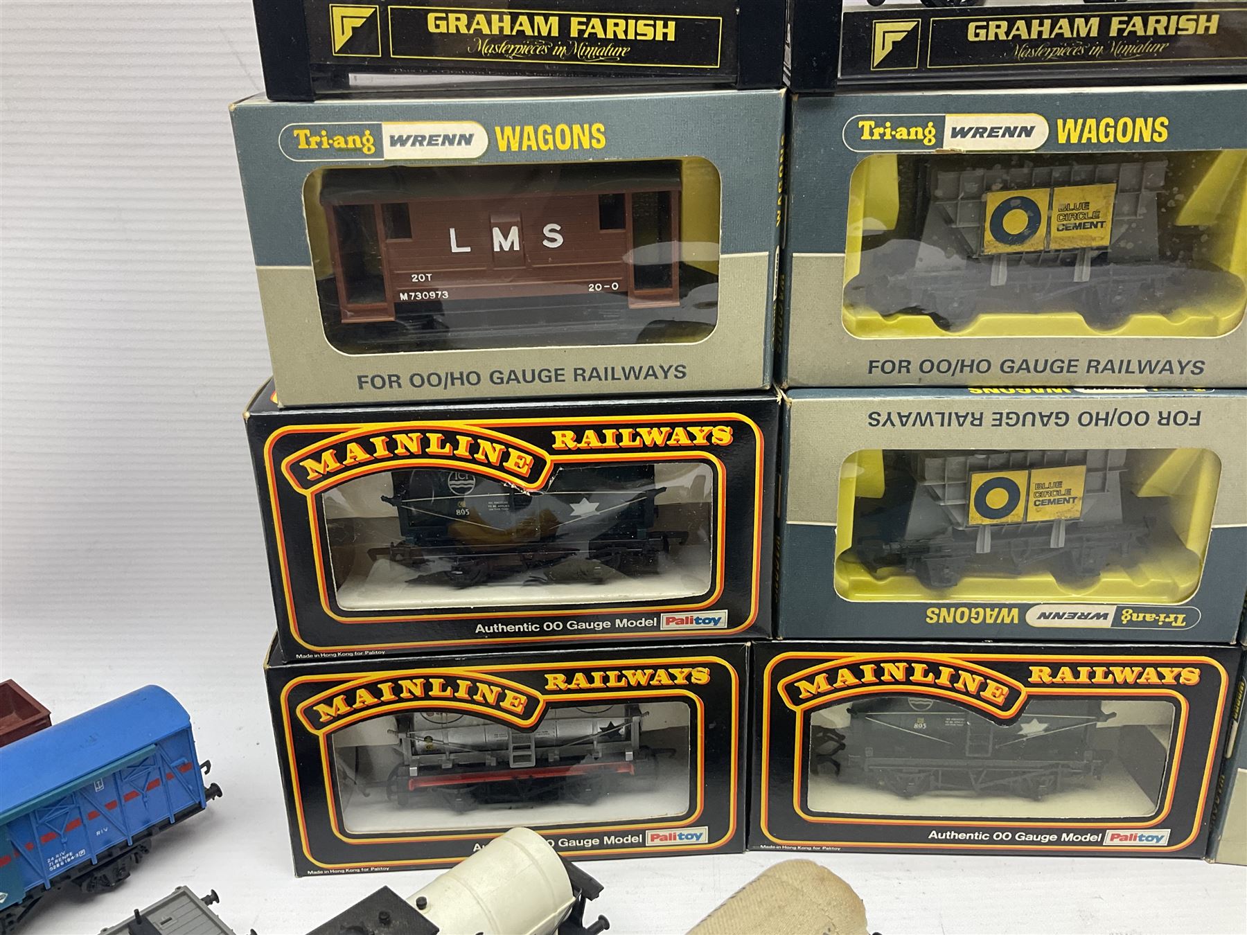 Various makers ‘00’ gauge - large quantity of rolling stock to include boxed Mainline, Graham Farish and Wrenn examples; loose examples to include Hornby, Tri-Ang, Joeuf etc 