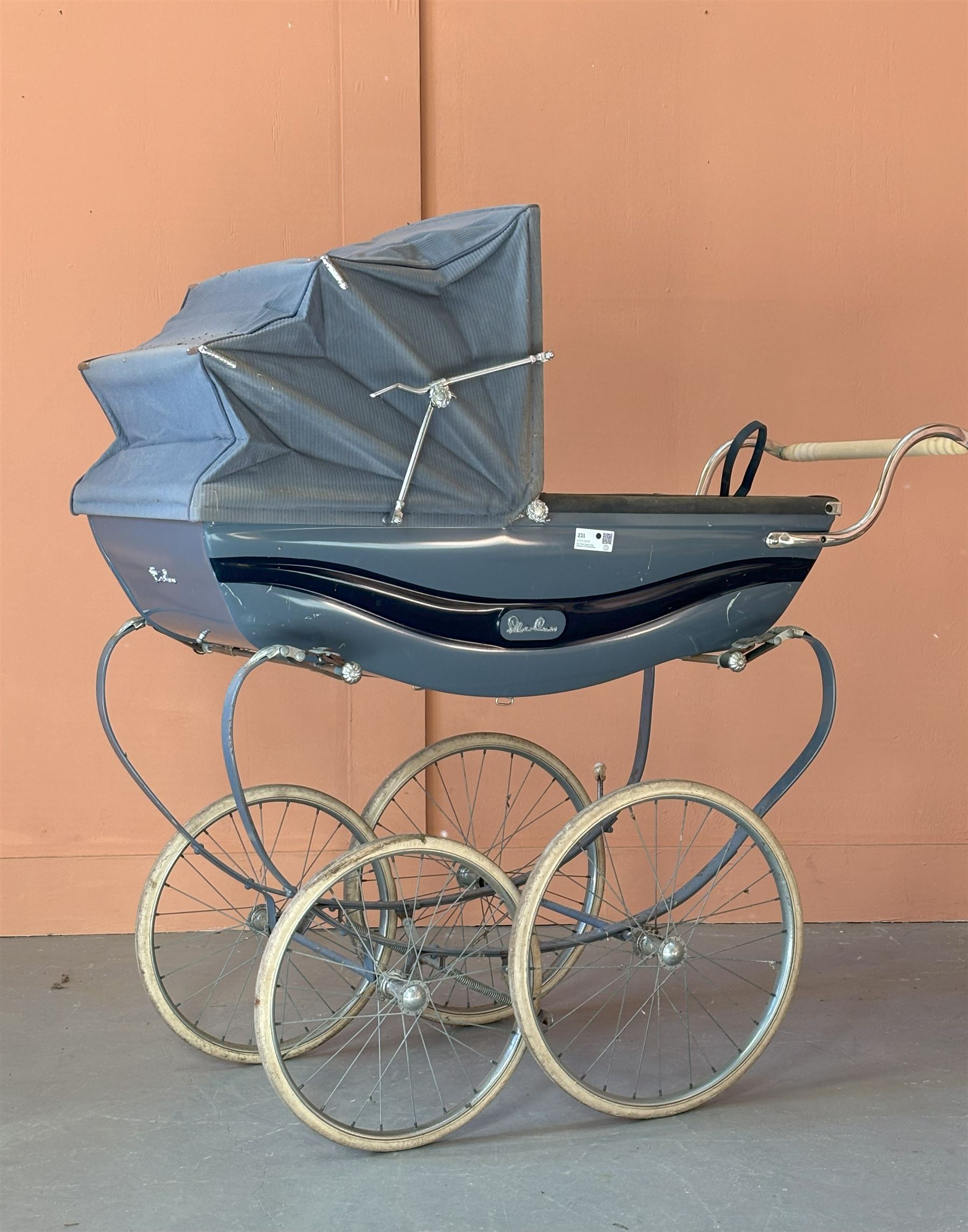 Vintage coach built Silver Cross pram. L134cm - COLLECTION BY APPOINTMENT FROM: The White House, Thirsk Road, Easingwold, York, YO61 3NF - CALL 01723 507111 TO ARRANGE