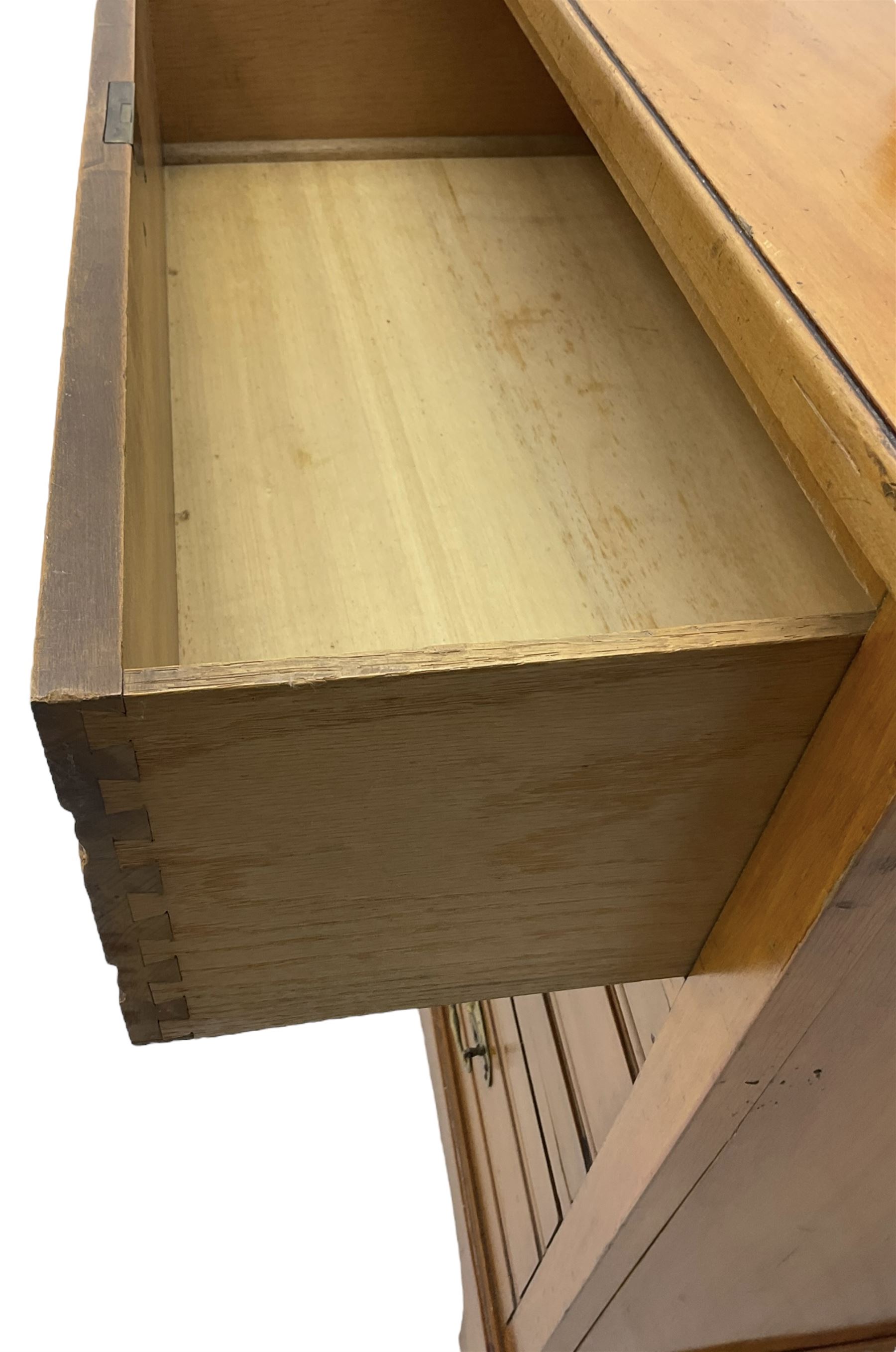 Edwardian satin walnut dressing chest, raised bevelled mirror back, the base fitted with three drawers