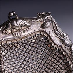 Art Nouveau silver chainmail purse, the silver clasp embossed with poppies, hallmarked Anglo American Plate Co, London 1904/5 and import mark F, H14cm