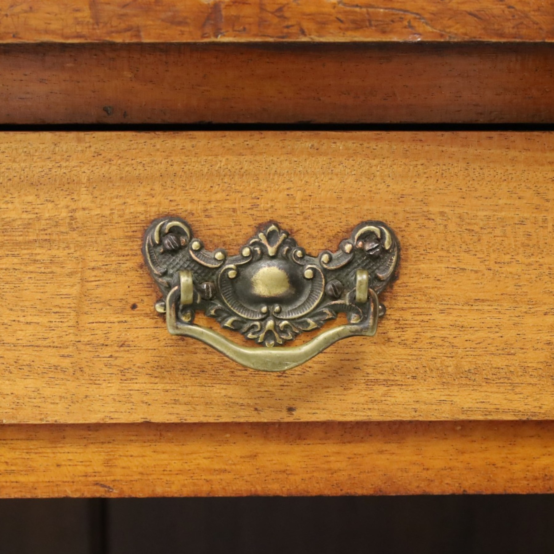 Early 20th century mahogany breakfront open bookcase, the shaped rectangular top with moulded edge, fitted with single frieze drawer over to open shelves, flanked by two shelves to each side with shaped uprights, on bracket feet