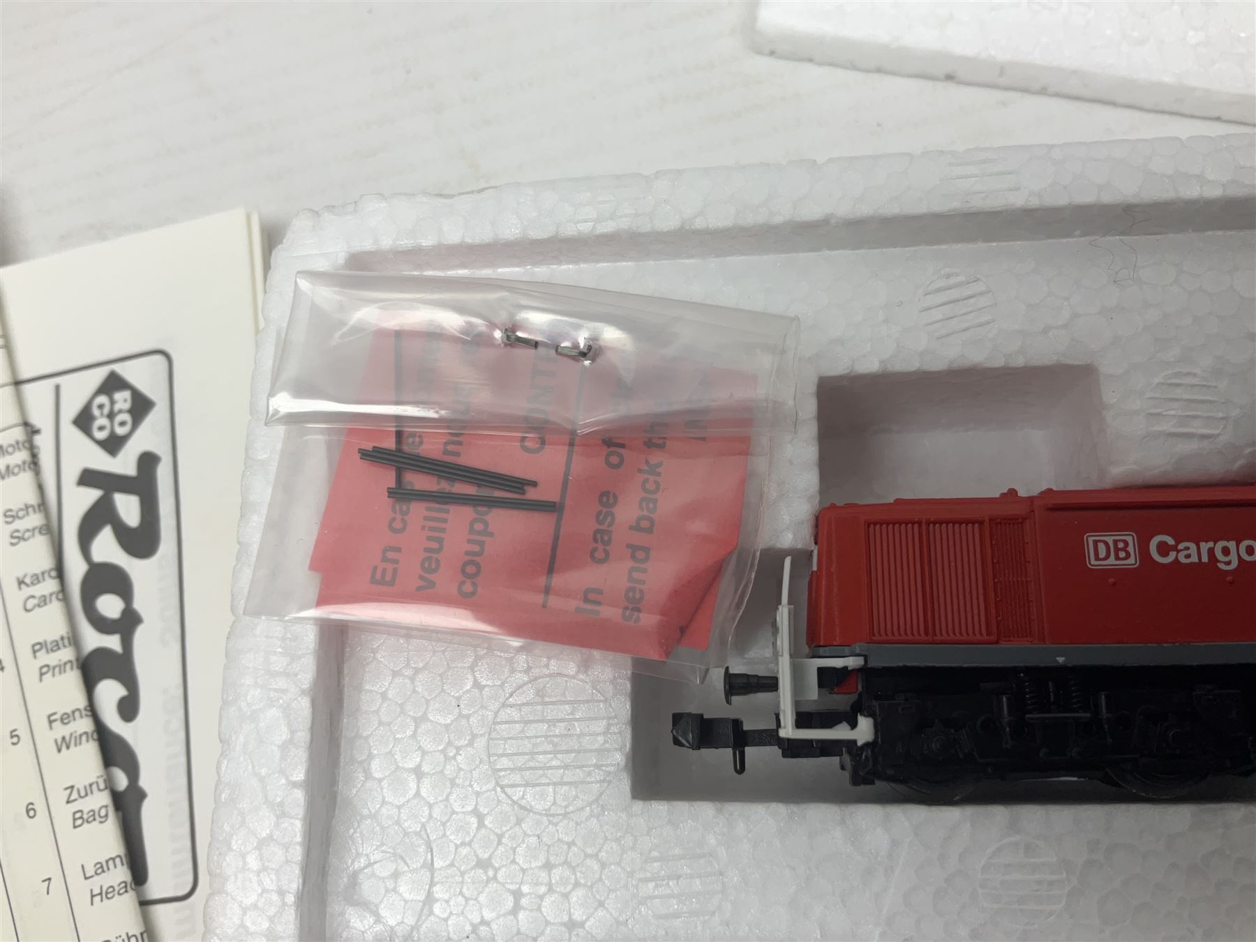 Roco 'N' gauge - 23259 BR 290 German Diesel locomotive and 25307 flat wagon with two containers; both boxed; and two Arnold 'N' gauge passenger coaches Nos.3202 and 3825; both boxed (4)