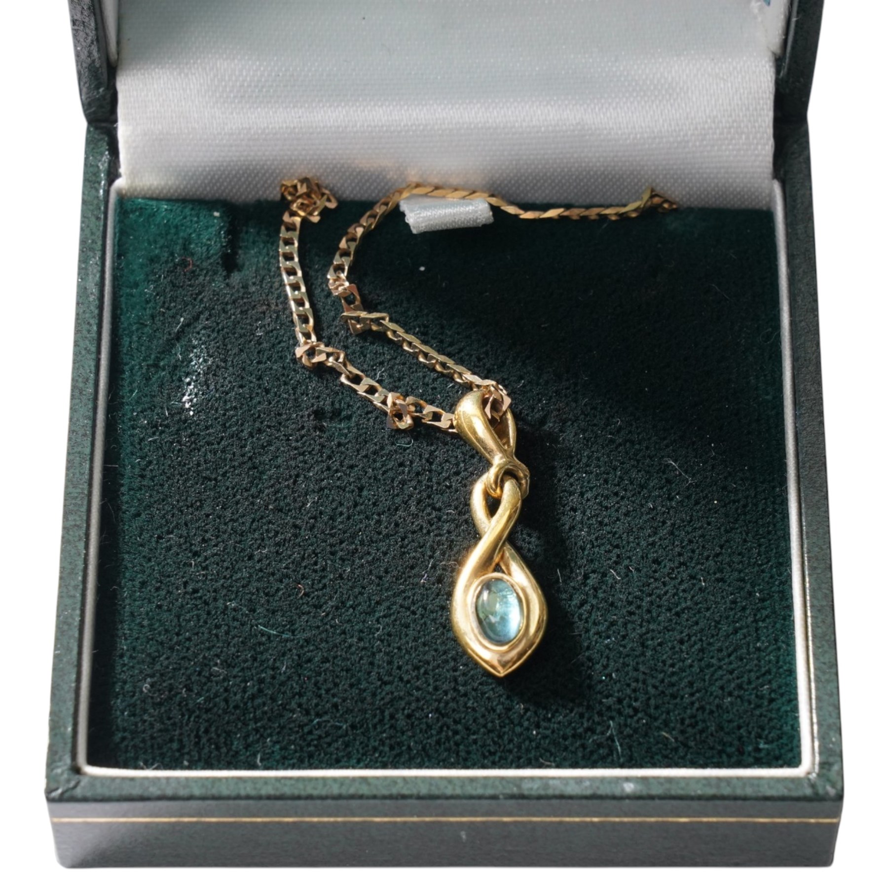 9ct gold chain necklace with gilt metal pendant 