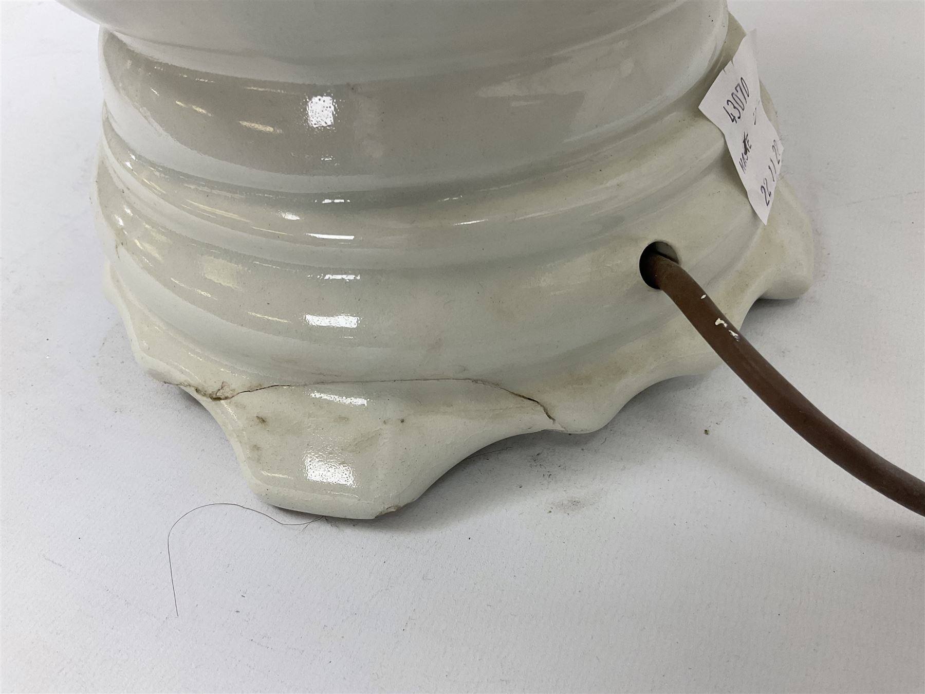 Modern pierced oriental white ceramic vase shaped table lamp, together with a blue and white baluster shaped example decorated with figures upon elephants, both with shades, tallest H83cm incl shade