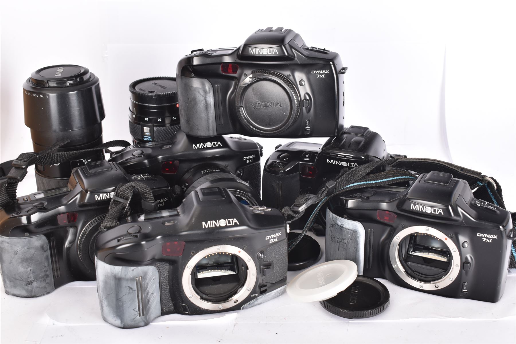 Six Minolta Dynax SLR camera bodies, comprising 800si serial no. 62703606, three 7xi examples, including one boxed example, serial nos. 20106944, 16123311 & 22107553, and two 9xi examples, serial no. 18209901 & 18202113, with three Minolta lenses, including Zoom xi 28-105mm 1:3.5(22)-4.5 lens, AF Zoom 28-85mm 1:3.5 (22)-4.5 lens and an AF Zoom 75-300mm 1:4.5(32)-5.6 lens, Hama carry case and other accessories