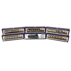 Bachmann '00' gauge - Standard Class 4 4-6-0 locomotive No.75078 with tender; and five Thompson crimson/cream passenger coaches; all boxed (6)