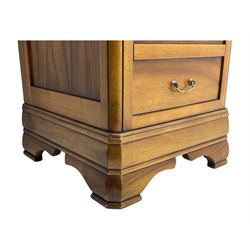 French cherry wood kneehole desk or dressing table, moulded rectangular top over twin pedestal bases each housing three drawers with brass-effect swing handles, resting on bracket feet