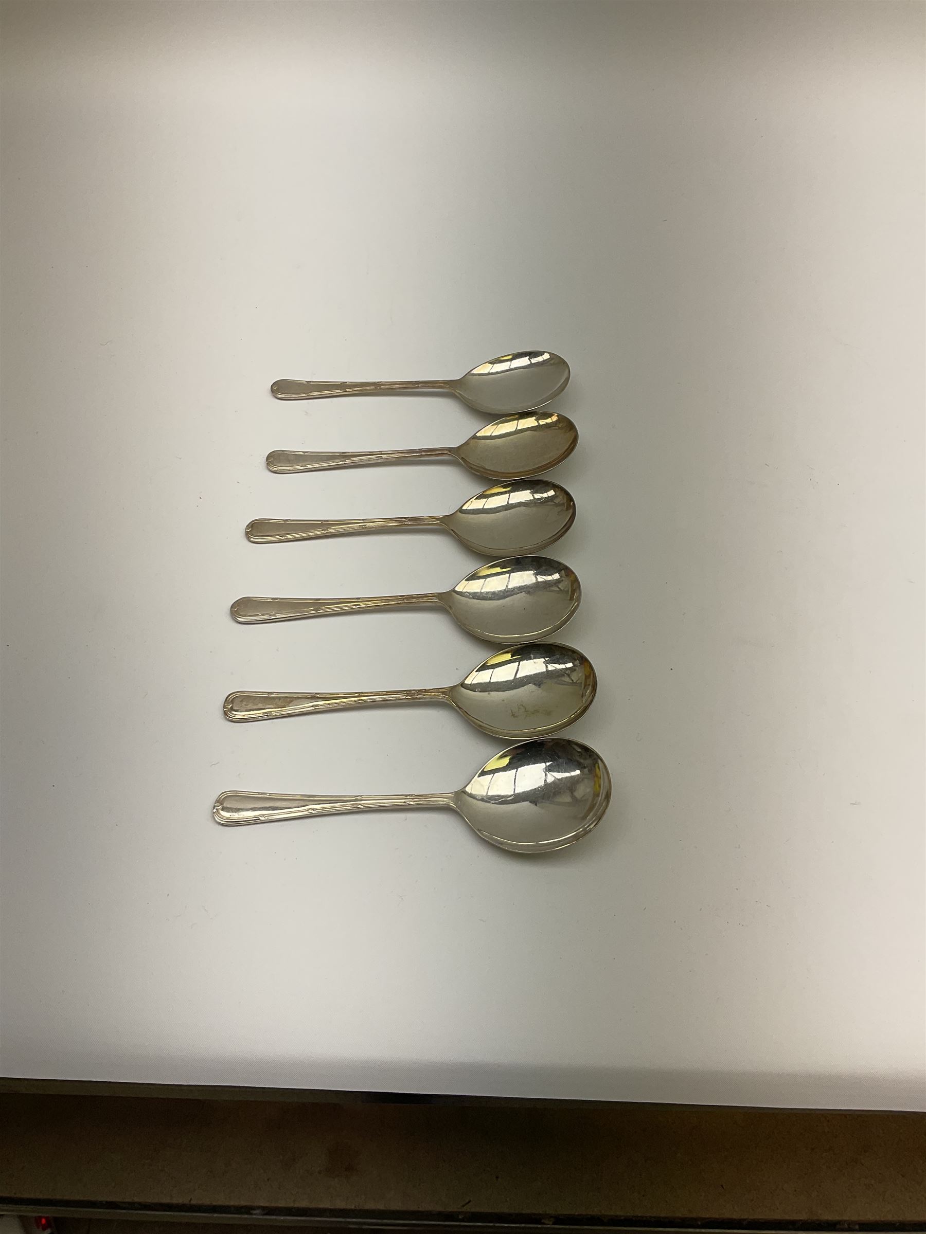 Oneida Community silver plated cutlery in the Mansion House pattern, comprising fithteen teaspoons, twelve soup spoons and six serving spoons together with matched cutlery, compromising fourteen forks, twentythree knives, twelve spoons, ten dessert spoons, one teaspoons,and a selection of other cutlery. 