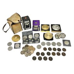 Kodak Duaflex II camera with case, quantity of coins to include Queen Victoria Bun Head pennies, Ever-Ready men's razor in case with blades, compacto mirrors etc