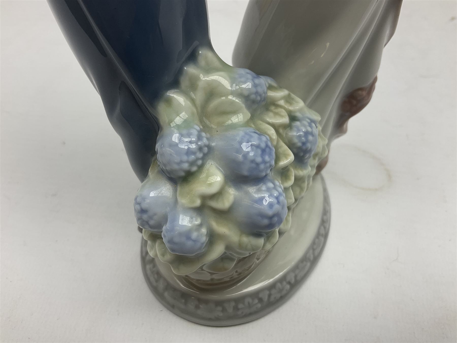 Two Lladro figures, comprising Now & Forever no 7642 and Kiss & Make Up no 5555, largest example H28cm