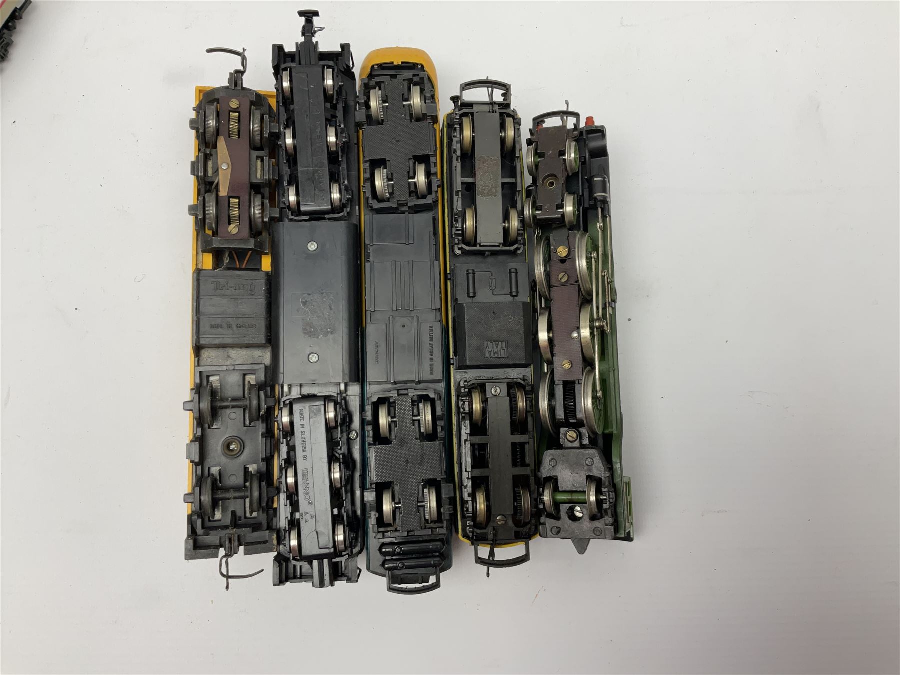 'OO' gauge - fourteen assorted playworn locomotives by Hornby, Tri-Ang, Lima etc, including 4-6-2 Flying Scotsman (lacking tender),  shunting locomotive, tank and diesel locomotives etc