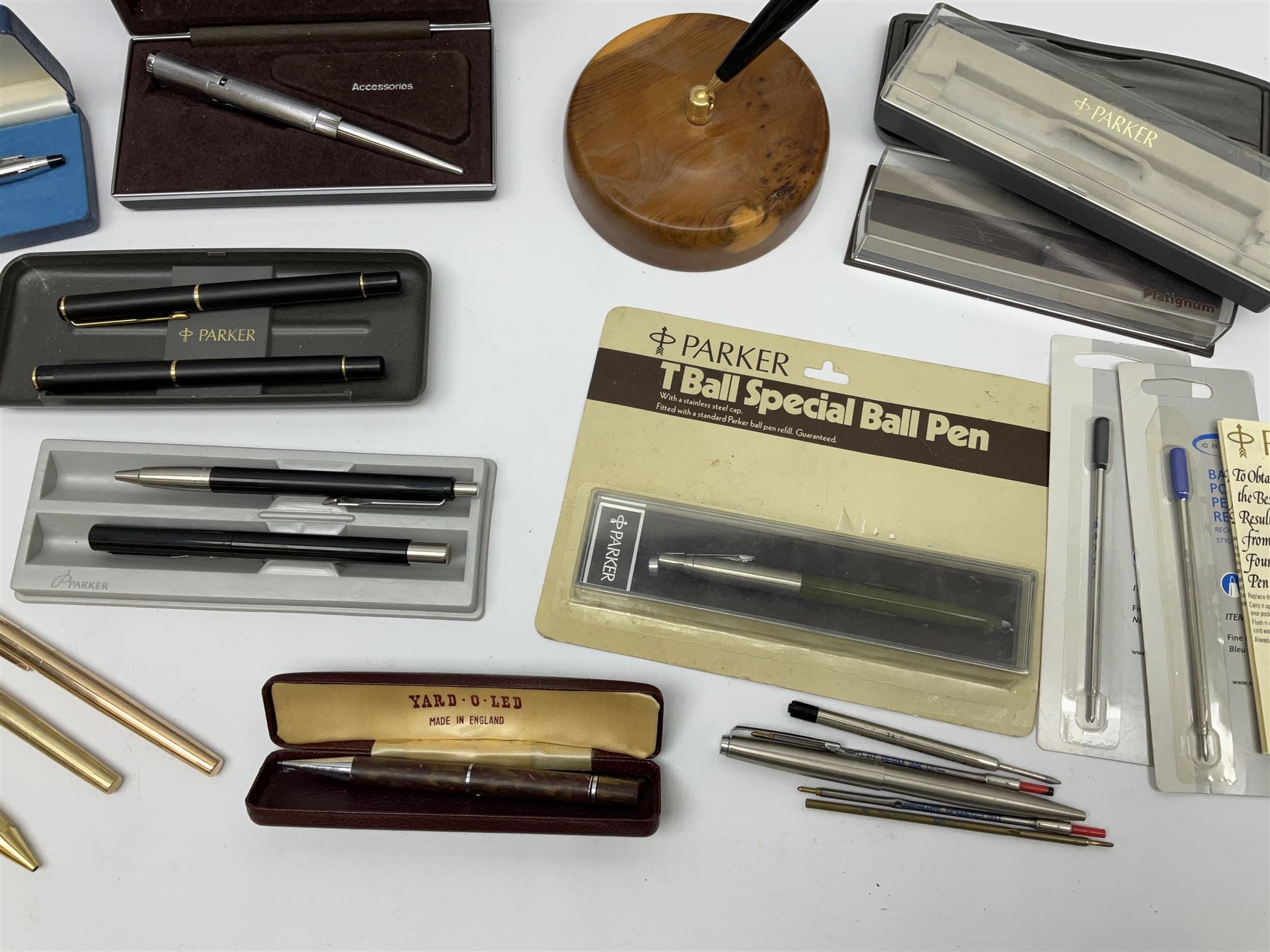 Quantity of pens to include examples by Parker and Cross, some cased etc