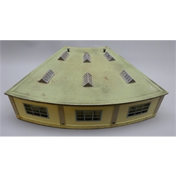  Marklin '00' guage tinplate three-rail engine shed of fan shaped segmental form with windows, roof lights and three pairs of double doors W46cm  