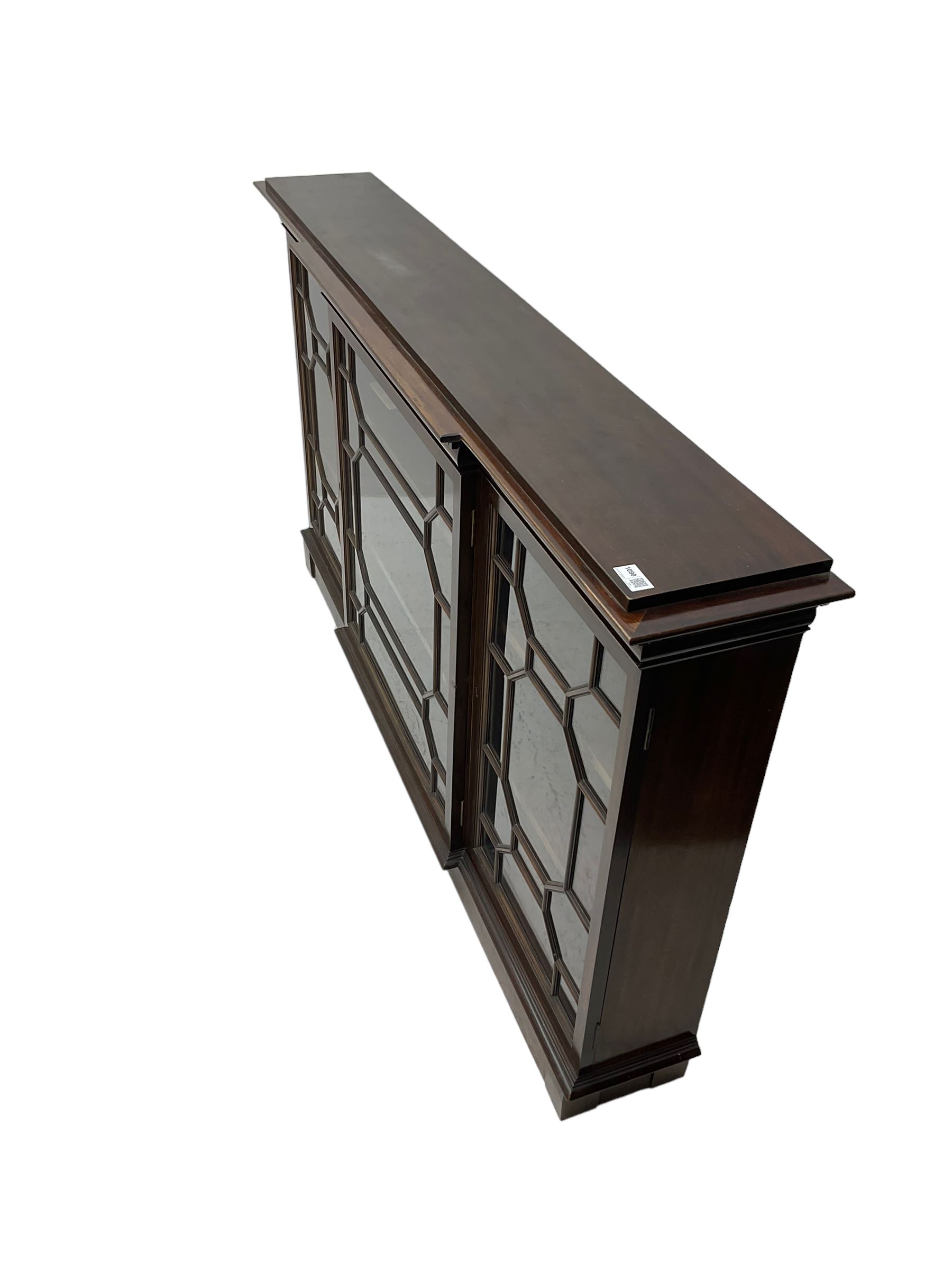 Early 20th century mahogany breakfront wall hanging bookcase, projecting dentil cornice over astragal glazed doors