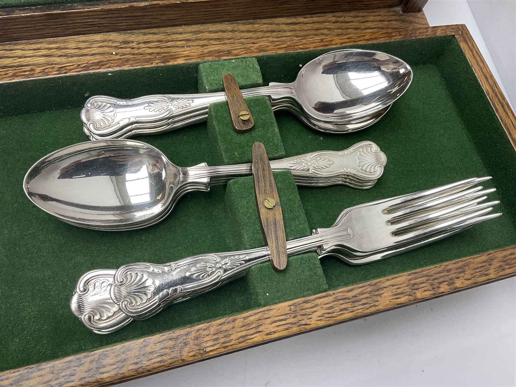 Silver plated canteen of kings pattern cutlery, house in oak canteen of trapezium form 