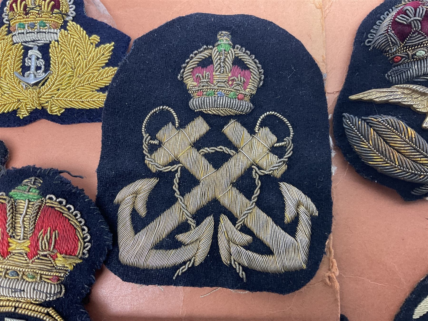 Quantity of WW1 and later Royal Navy and RAF cloth and metal badges and insignia