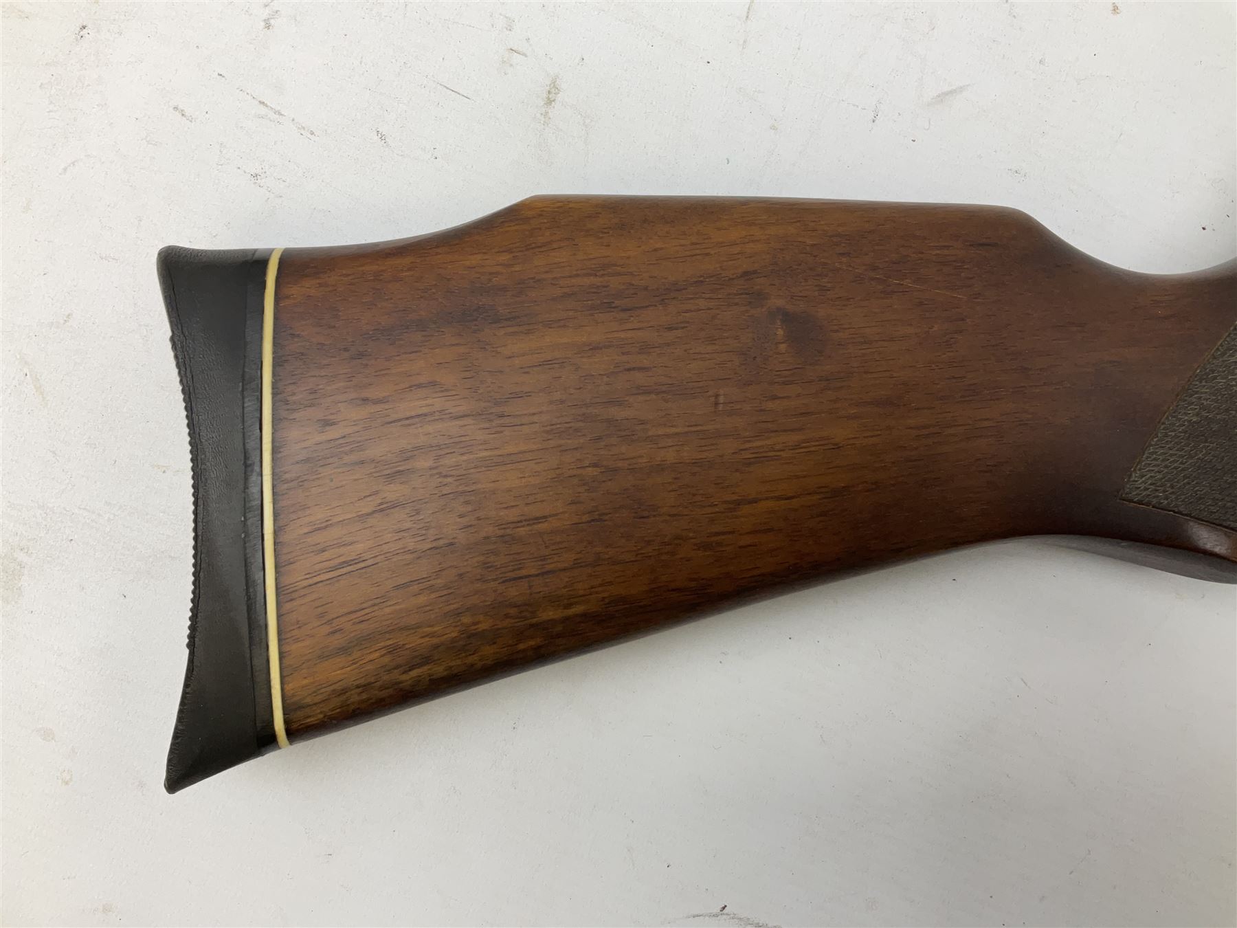 Gamo Magnum 2000 .22 air rifle with break barrel action and trigger guard safety, serial no.2106207 L109cm; in gun sling