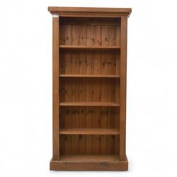 Contemporary oak open bookcase, with moulded cornice above five fixed shelves and boarded back, on plinth base
