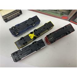Thirty-one modern die-cast models of buses, coaches and wagons of various scales by EFE, Lledo, Oxford Die-Cast, Atlas etc, to include EFE 15702, 15704 and 15708 boxed; further models are unboxed 