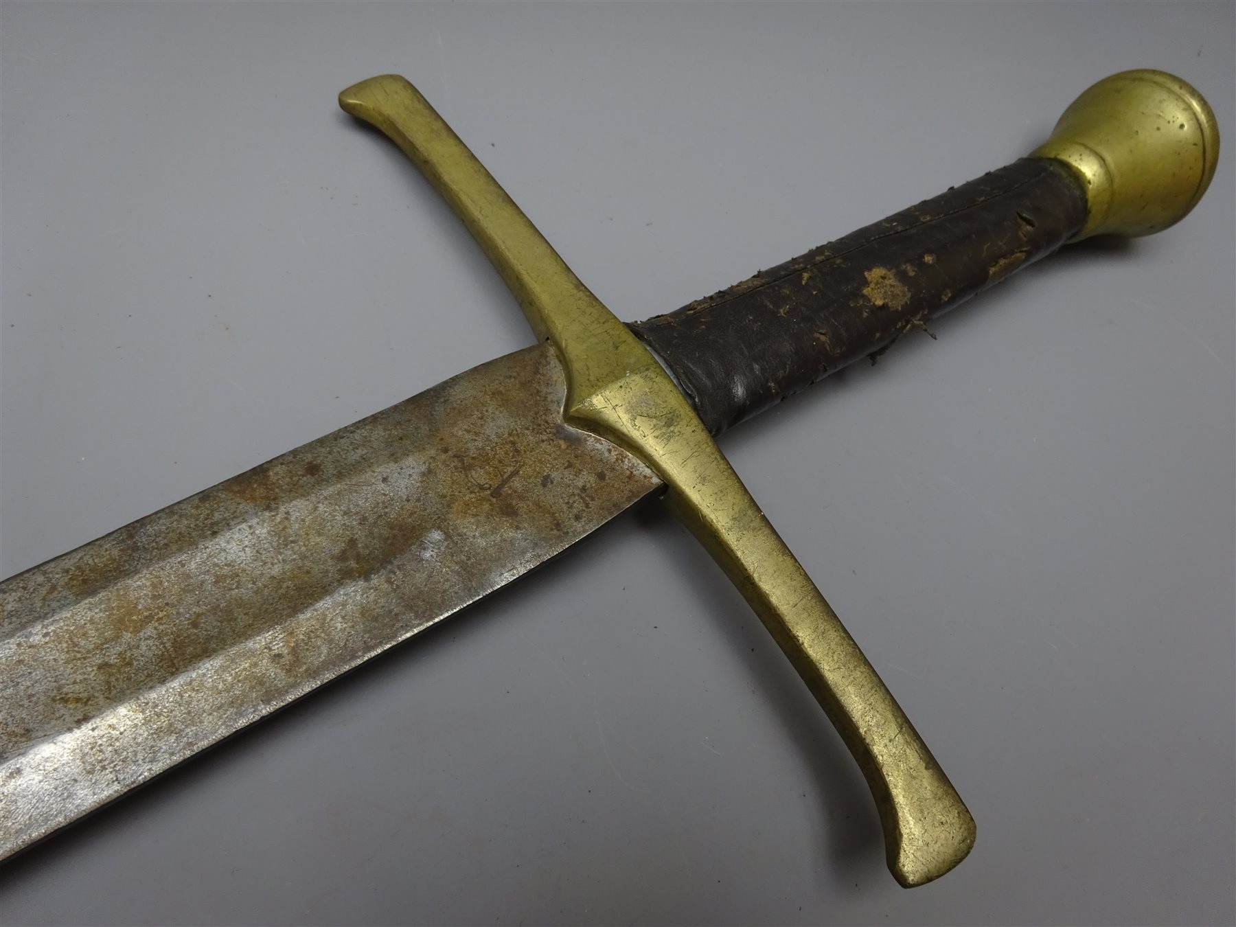 Broad sword with 94cm fullered steel blade, brass crosspiece and