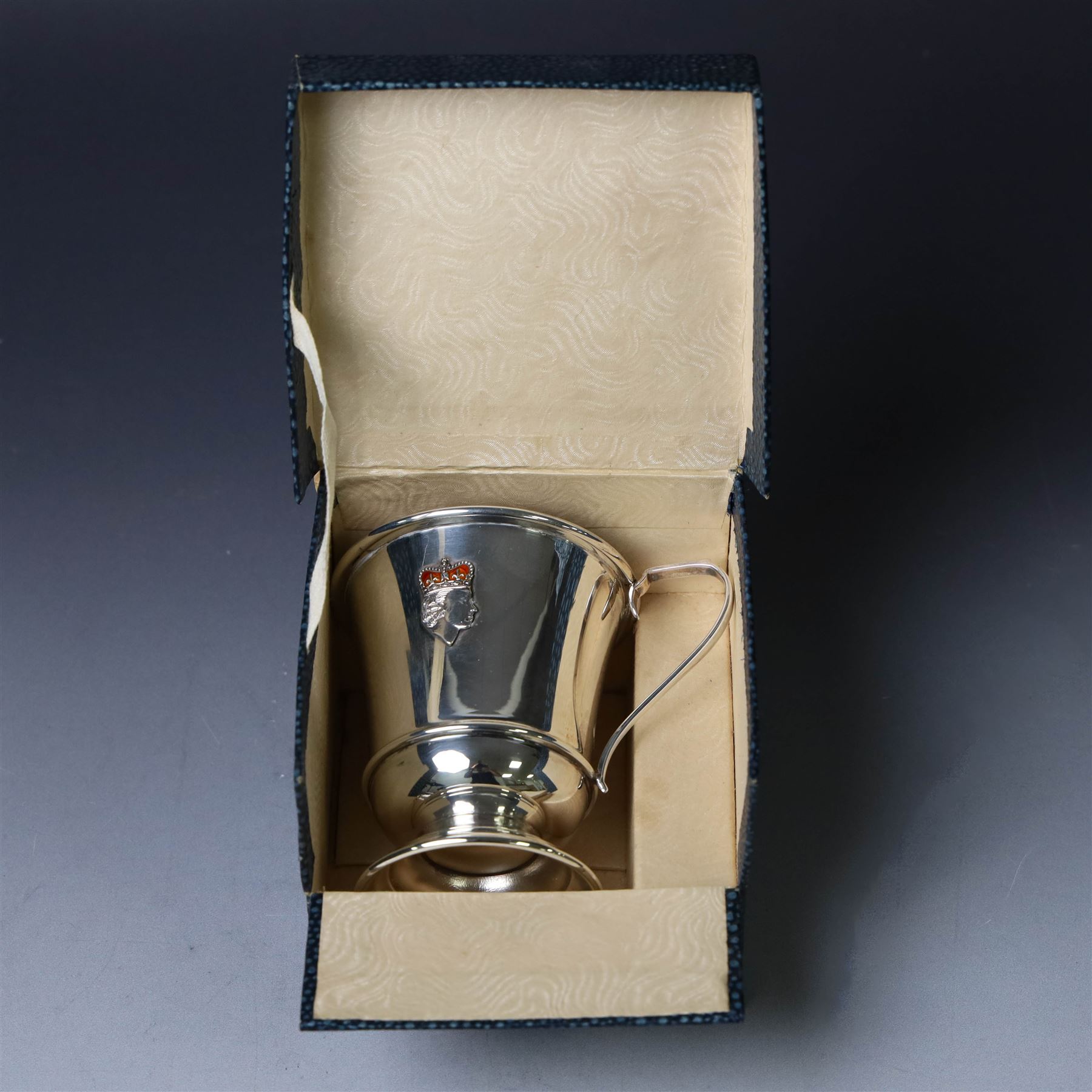 Silver Queen Elizabeth II Silver Jubilee mug, with silver and enamel profile of the Queen's head to one side, hallmarked W I Broadway & Co, Birmingham1977, H7.5cm, boxed