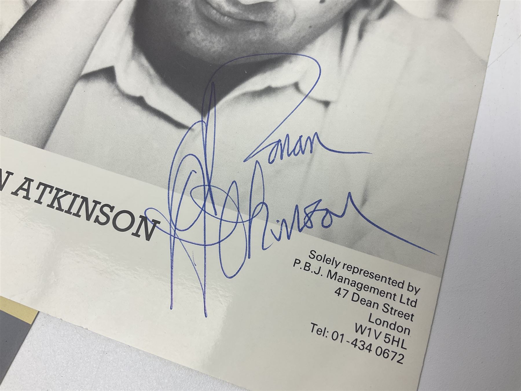 Collection of autographs, to include Mia Farrow, Rowan Atkinson, Tom Kite, Corey Pavin, Craig Stadler, Vladimir Ashkenazy etc 