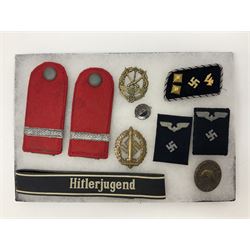 WW2 German Don Cossack epaulettes; and quantity of German insignia including SA Sports Badge for war wounded, Hitler Youth badge, Young Cossacks badge, Wound badge, Hitler Youth cuff title etc; in glass topped display box.