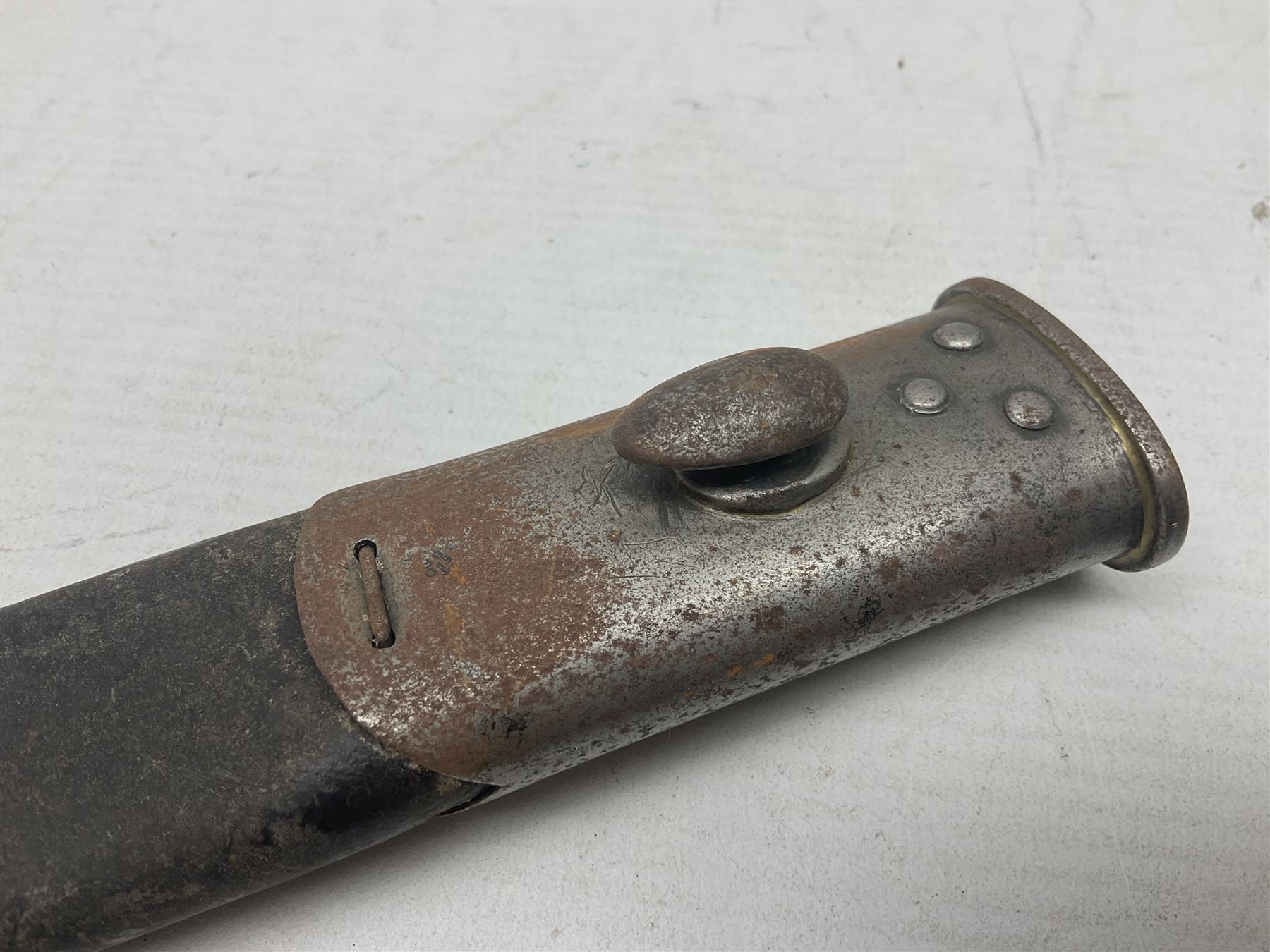 WW1 British 1907 pattern bayonet, the 43cm single edged fullered blade stamped to the ricasso with a crown GR cypher 1907 8 15 Sanderson, with various ordnance marks verso, two piece walnut grip, pommel stamped 1HLI 354; in steel mounted leather scabbard stamped 140 to the throat L57cm overall