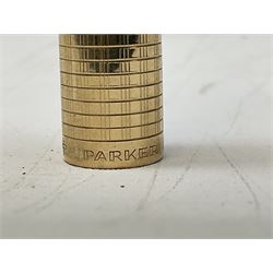 Five Parker fountain pens with gold caps, to include 65 Consort Insignia with rolled cross hatch gold cap, two Parker 51 fountain pens in burgundy with 12ct rolled gold caps, together with two further 51 examples in blue and black, all with stamped lids