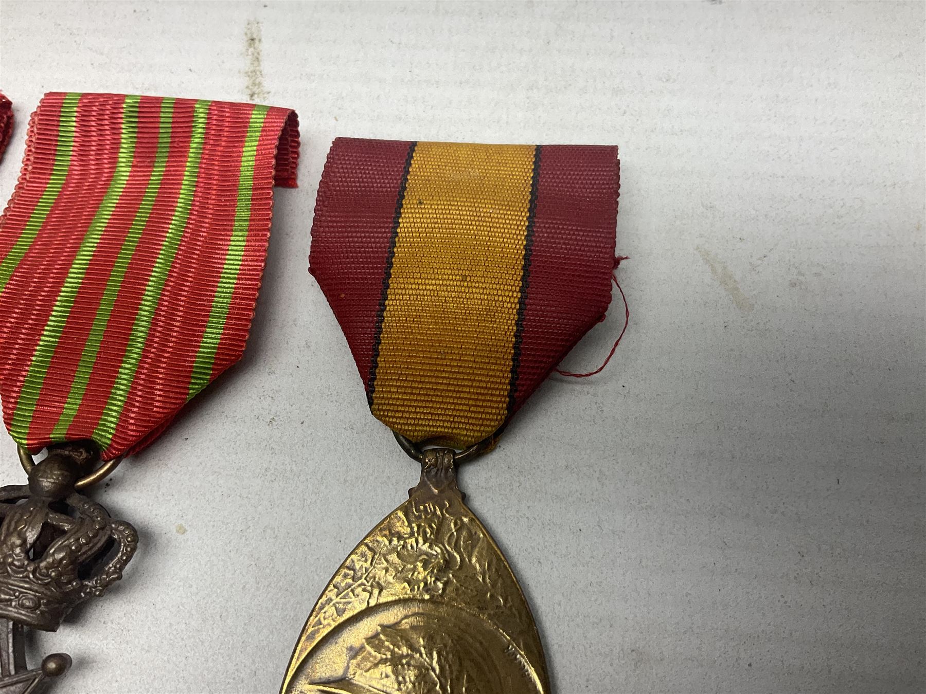 Five WW1 Belgian medals - two Croix-De-Guerre, one with MID leaves, L'Union Fait La Force, Herinnerings 1914-18 Commemorative medal and Victory Medal; all with ribbons
