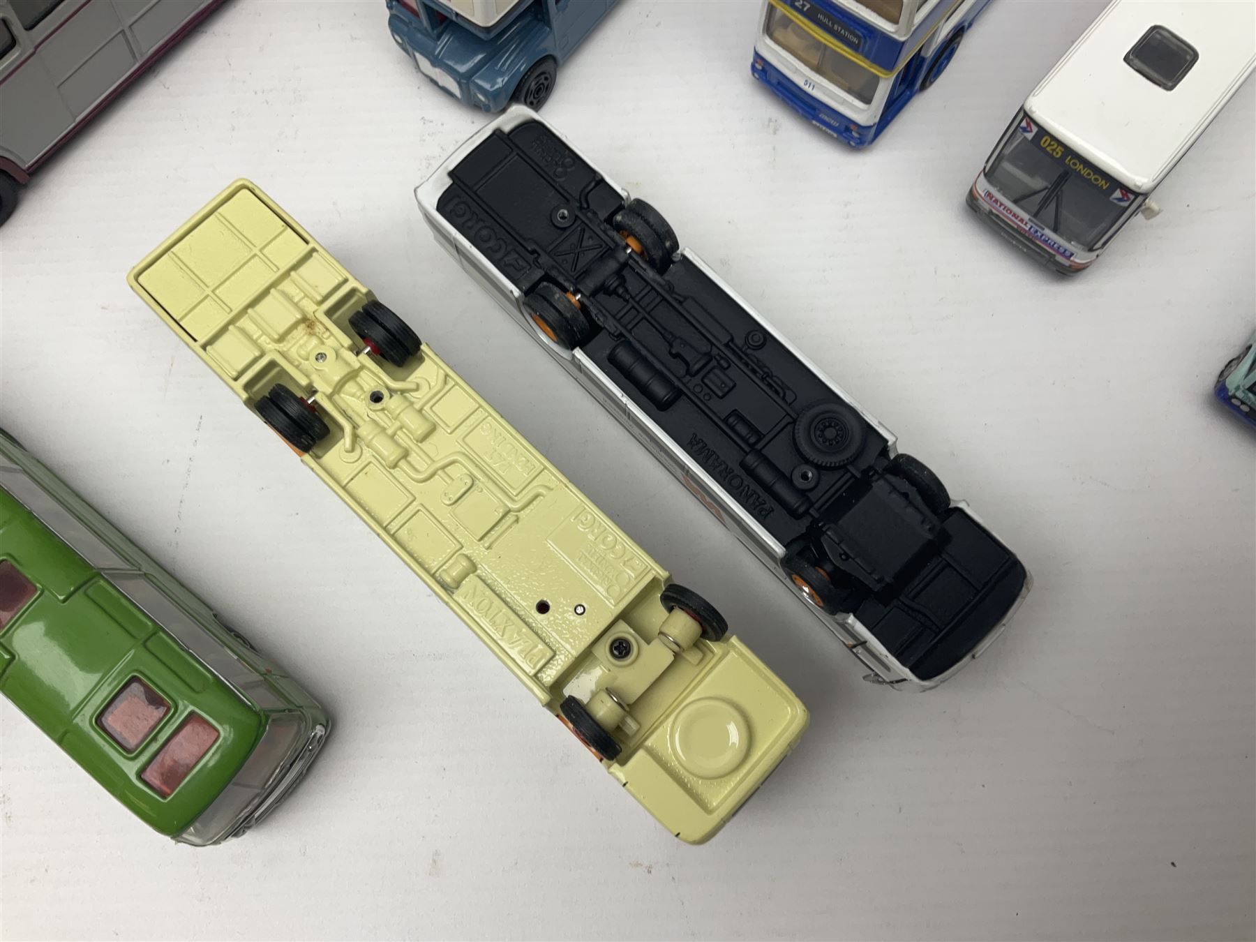 Corgi - twenty-three modern die-cast models of buses and coaches to include 35301, 35303, 35305 and 91916; mostly loose but nine boxed 