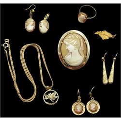 Collection of 9ct gold jewellery including 'Canada' and 'Isle of Wight' pendants, cameo brooch, earrings and ring and necklace, hallmarked or tested