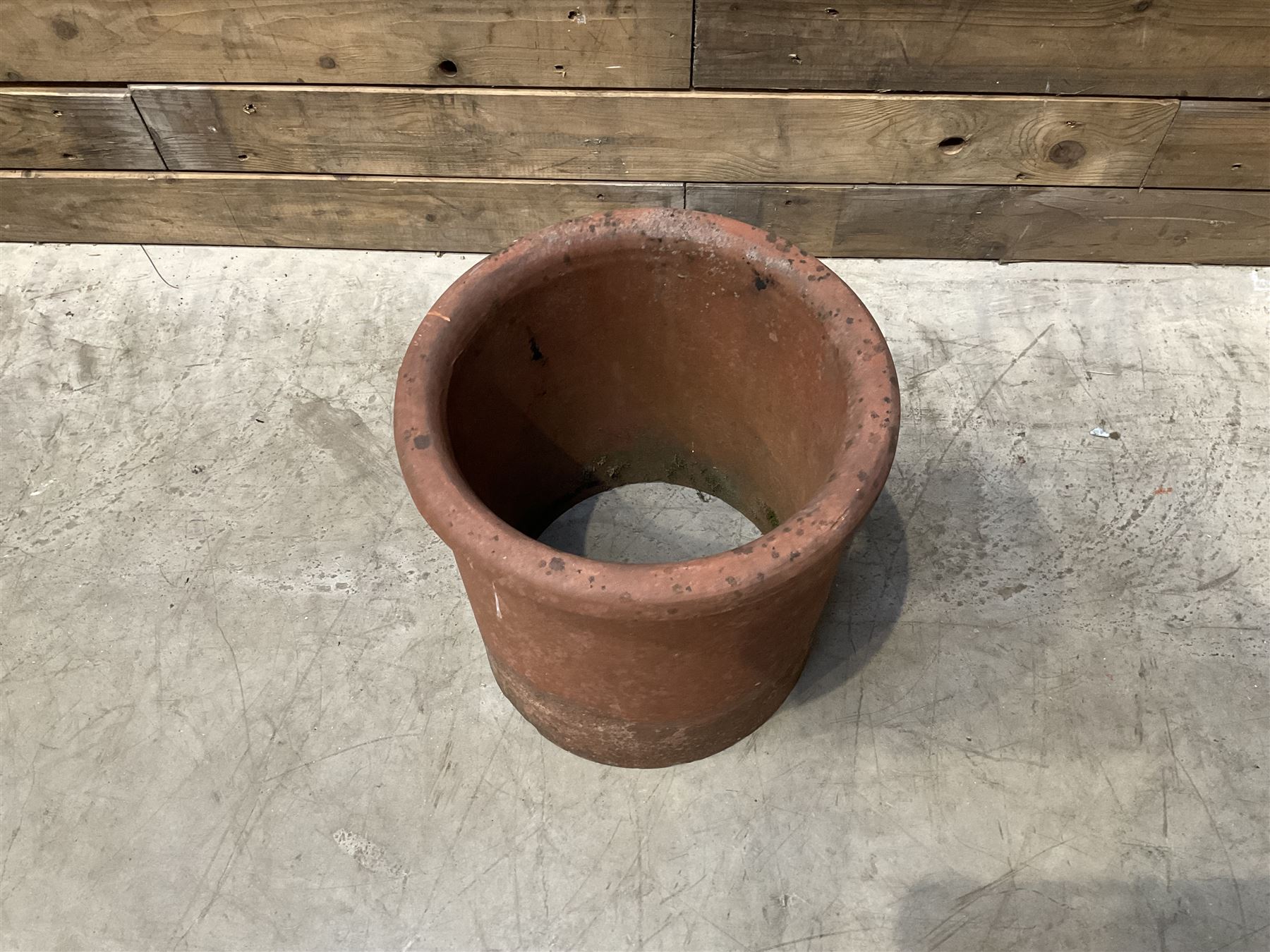 Cast iron cauldron set pot with 2 terracotta chimney pots and 2 terracotta planters,