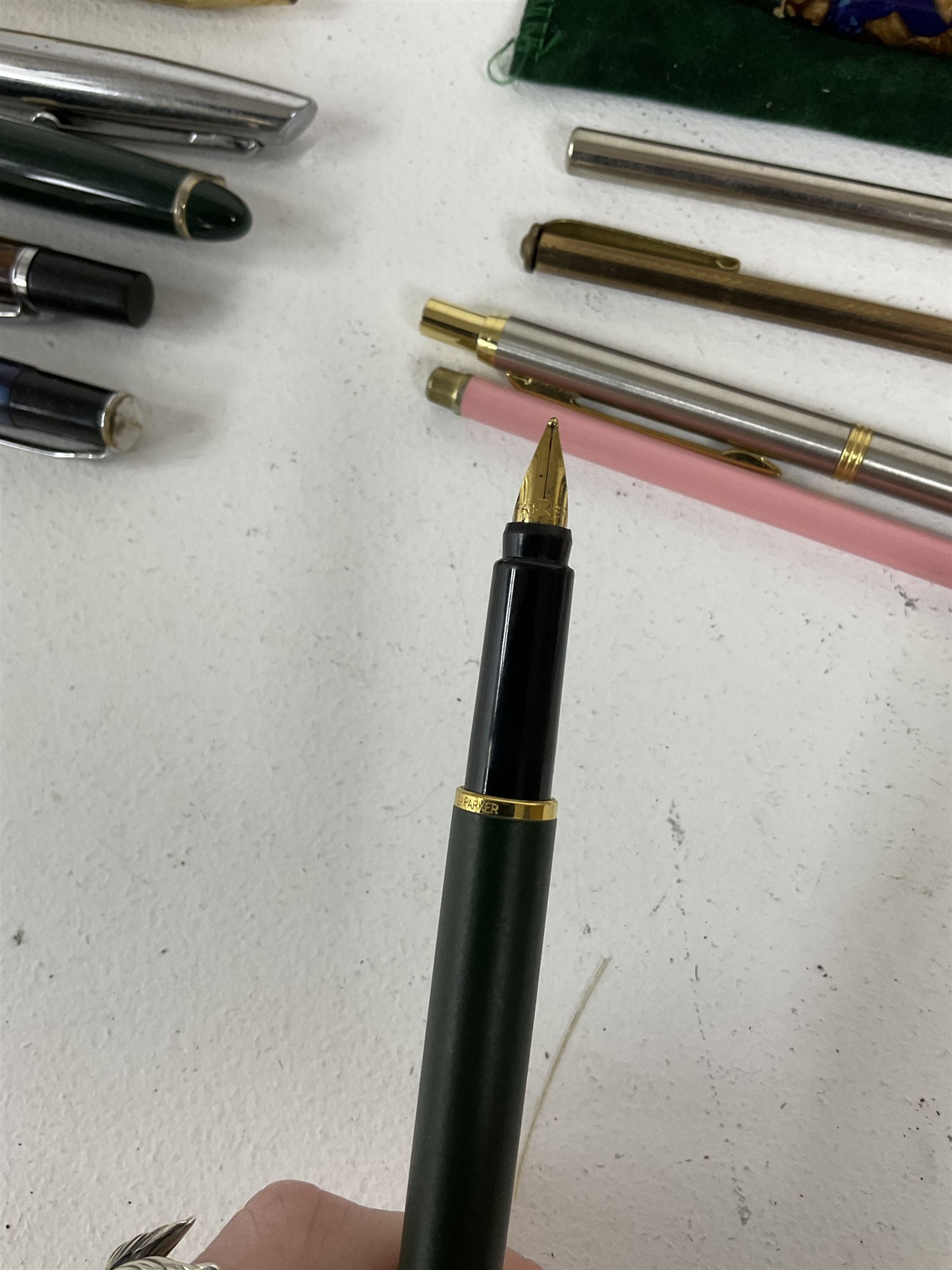 Large quantity of pens and propelling pencils, to include Rotring ballpoint pen, Osmiroid fountain pen, Parker fountain pen, Platignum ballpoint, etc, together with quantity of cases and boxes