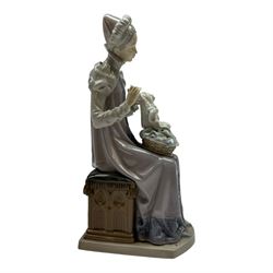 Lladro figurine Sewing a Trousseau, no 5126, H29cm