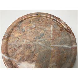 Pink veined marble plate, of circular form, D31cm