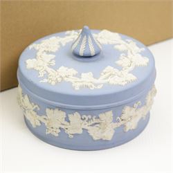 Wedgwood Royal Silver Jubilee commemorative loving cup, limited editon no. 445/500, boxed, Wedgwood 'The York Plate' boxed and other Jasperware in one box