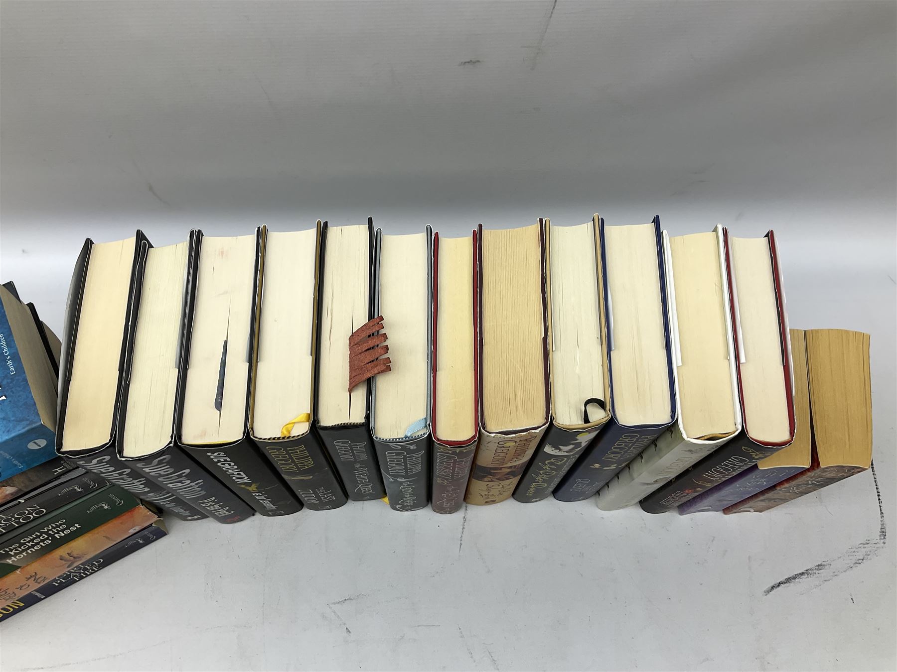 Grafton, Sue: U is for Undertow, P is for Peril and Y is for yesterday, Gregory, Philippa; the last tudor, The White Queen, Lady of the Rivers, The Red Queen, The other Boleyn Girl etc and other similar (20)