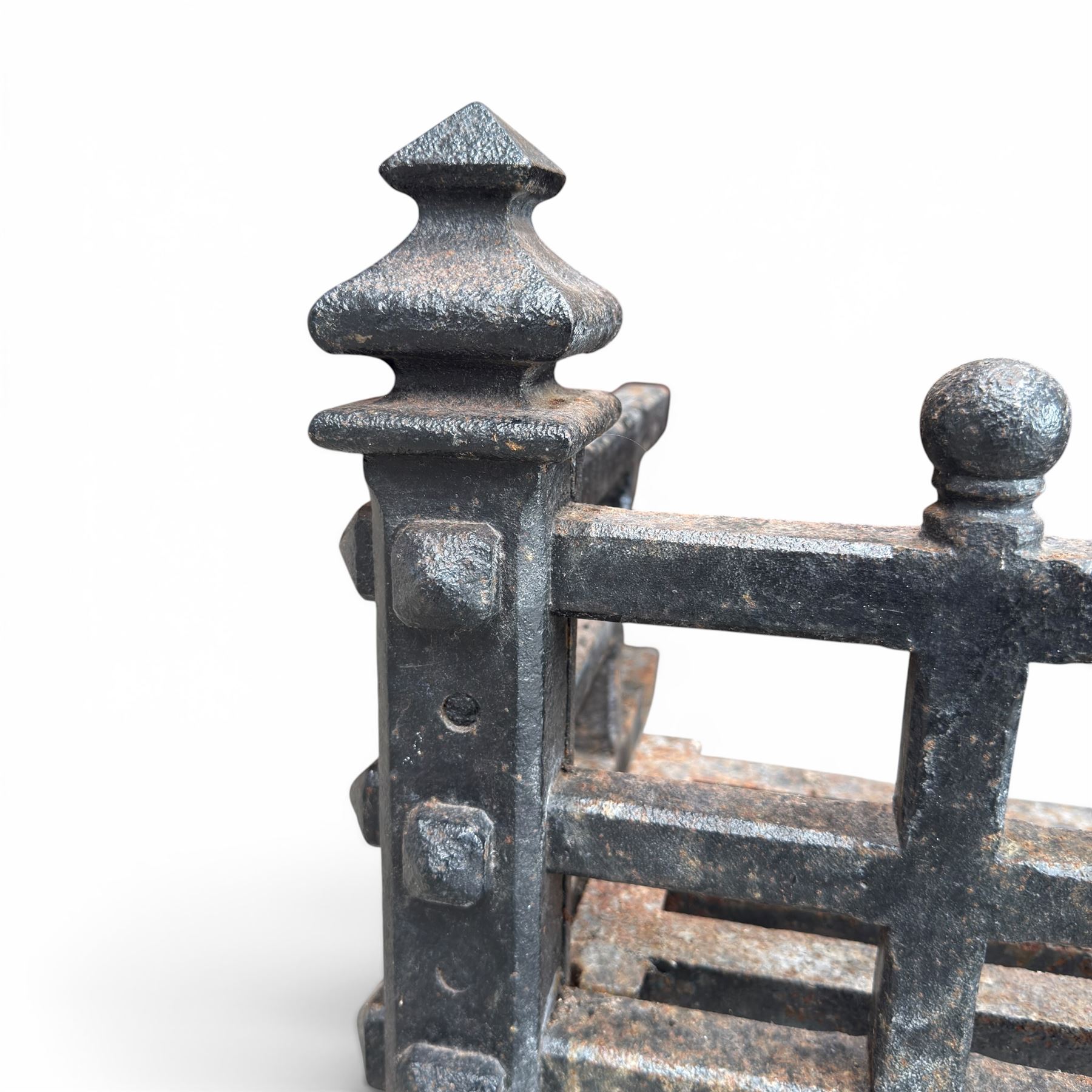 Late Victorian cast iron fireplace grate with turned and pointed finials
