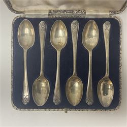 Set of six 1930s silver coffee spoons, with crossed golf club decoration, hallmarked Walker & Hall, Sheffield 1933, in velvet and silk lined fitted case
