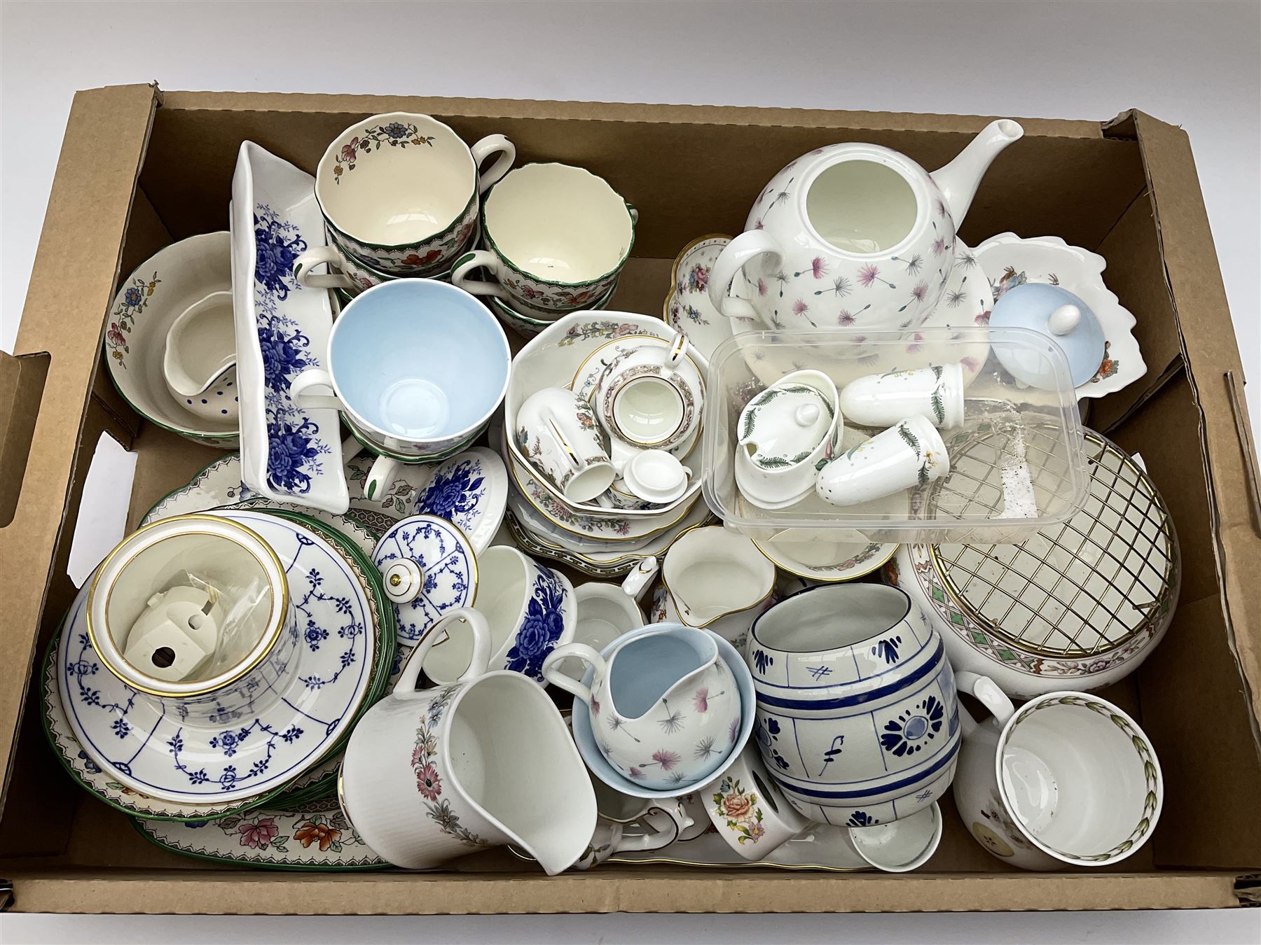 Paragon Belinda pattern tea and dinner wares, comprising seven tea cups, eight coffee cups, ten saucers, open sucrier, milk jug, eight dinner plates, eight salad plates, ten side plates, seven bowls, and a pair of cruets, together with a selection of assorted ceramics, to include Copeland Spode Chinese Rose pattern tea wares, comprising seven teacups, six saucers, slop bowl, six side plates, and cake plate, Copeland Spode Polka Dot pattern milk jug, selection of Wedgwood Kutani Krane pattern wares, etc.