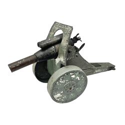 1930s French model tinplate artillery cannon, H22cm, L43cm