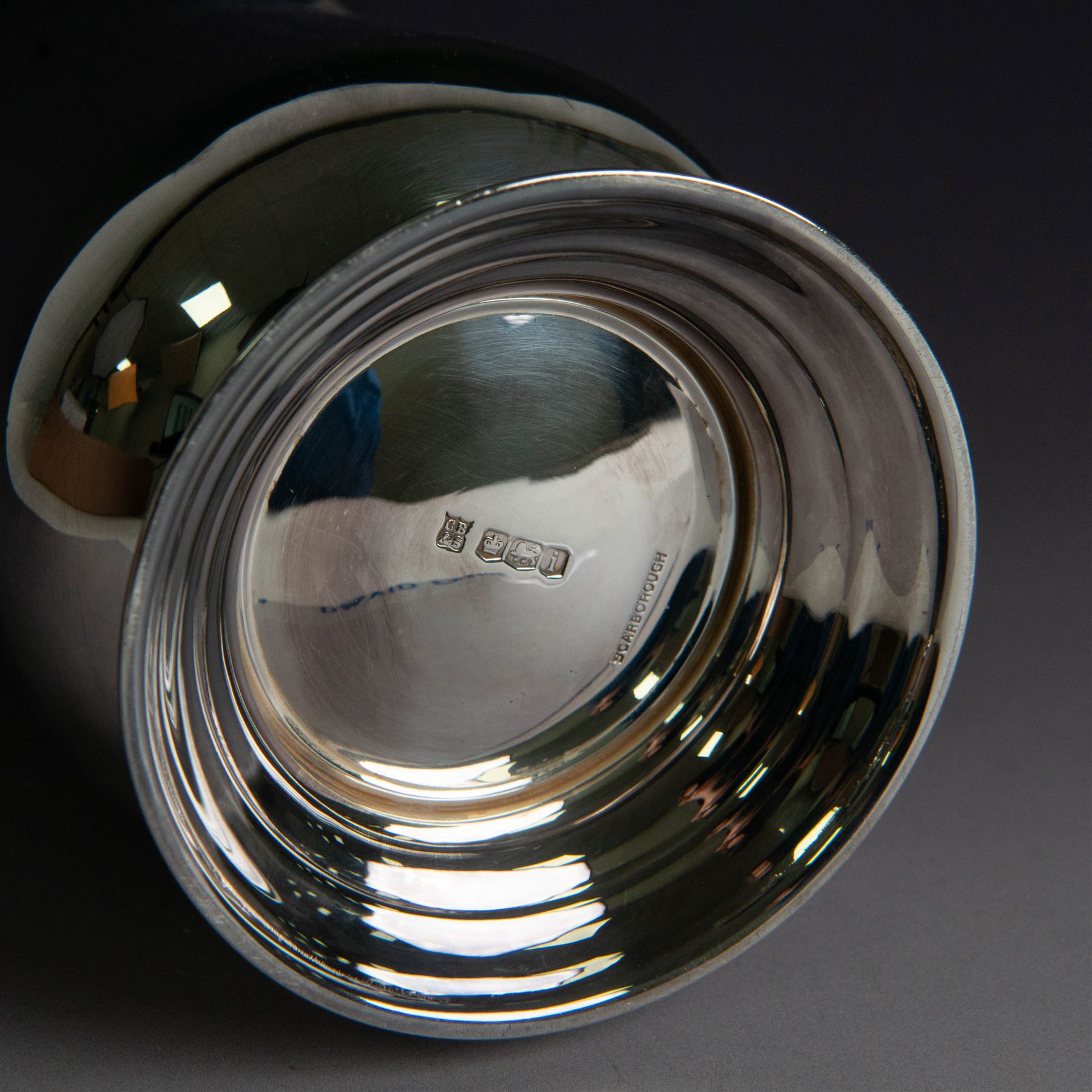 1920s silver tankard, of plain cylindrical form with acanthus capped C scroll handle and upon a circular stepped foot, hallmarked Cooper Brothers & Sons Ltd, Sheffield 1926, H14cm