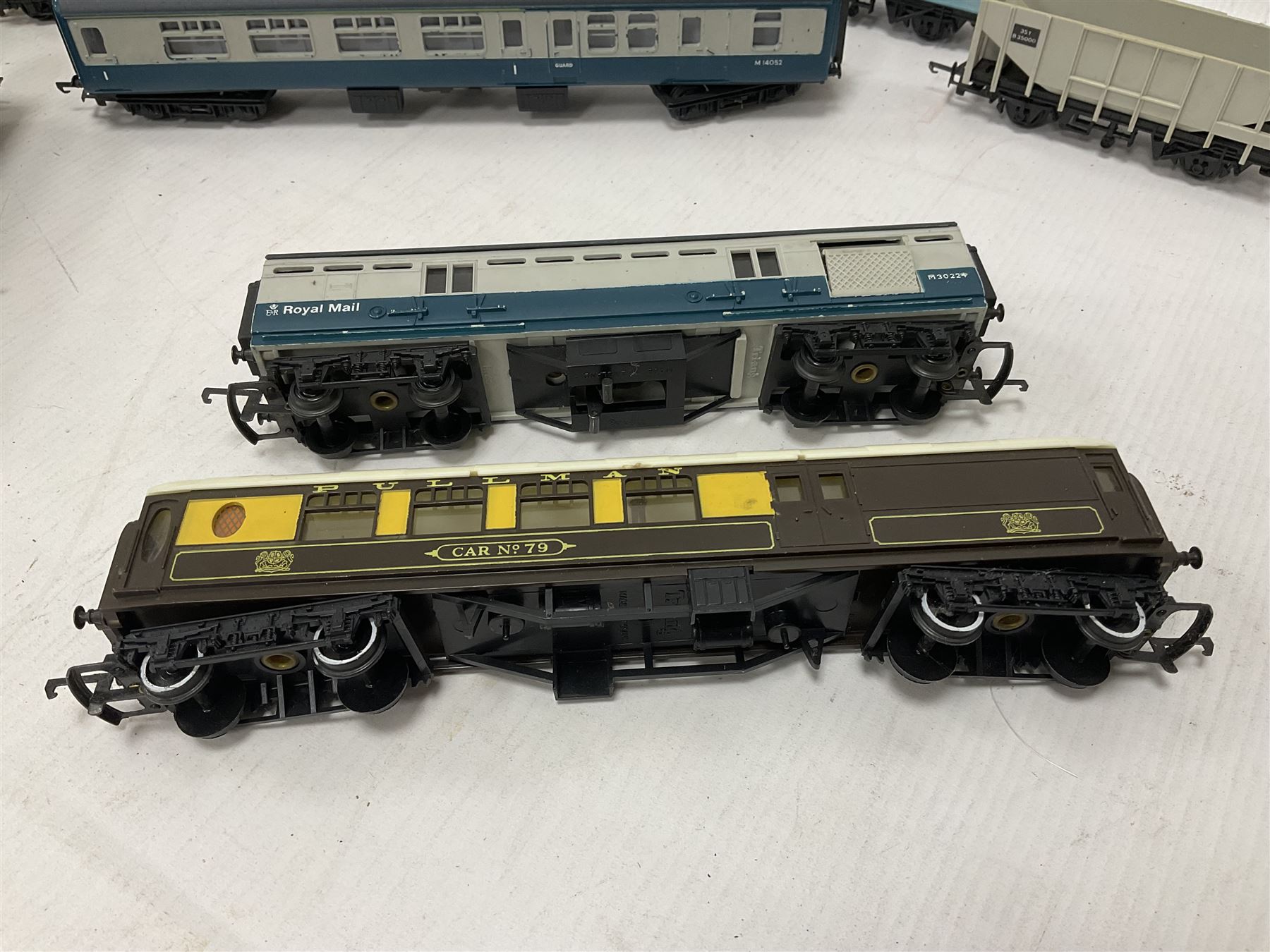 Hornby/Tri-Ang ‘00’ gauge - eight various coaches and eighteen goods wagons; all unboxed (26)