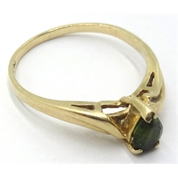  Pear shaped green tourmaline gold ring, stamped 10K  