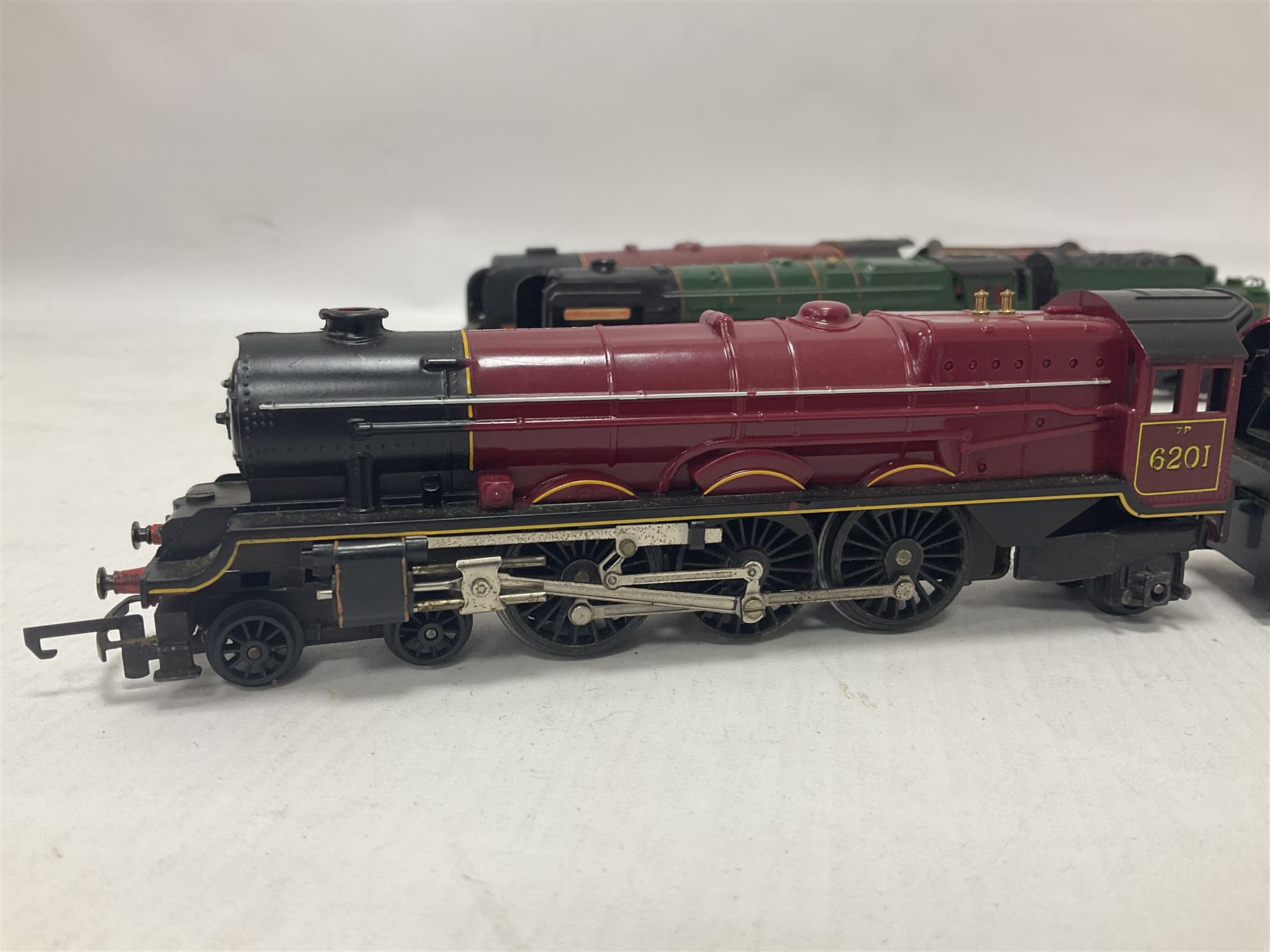 Hornby ‘00’ gauge - four steam locomotives comprising Britannia Class ‘Britannia’ 4-6-2 no.70000 in BR green; Britannia Class ‘Oliver Cromwell’ 4-6-2 no.70013 in BR green; Princess Class 4-6-2 no.6201 in LMS crimson; Coronation Class ‘Duchess of Sutherland’ 4-6-2 no.6233 in LMS crimson; one further tender (5) 